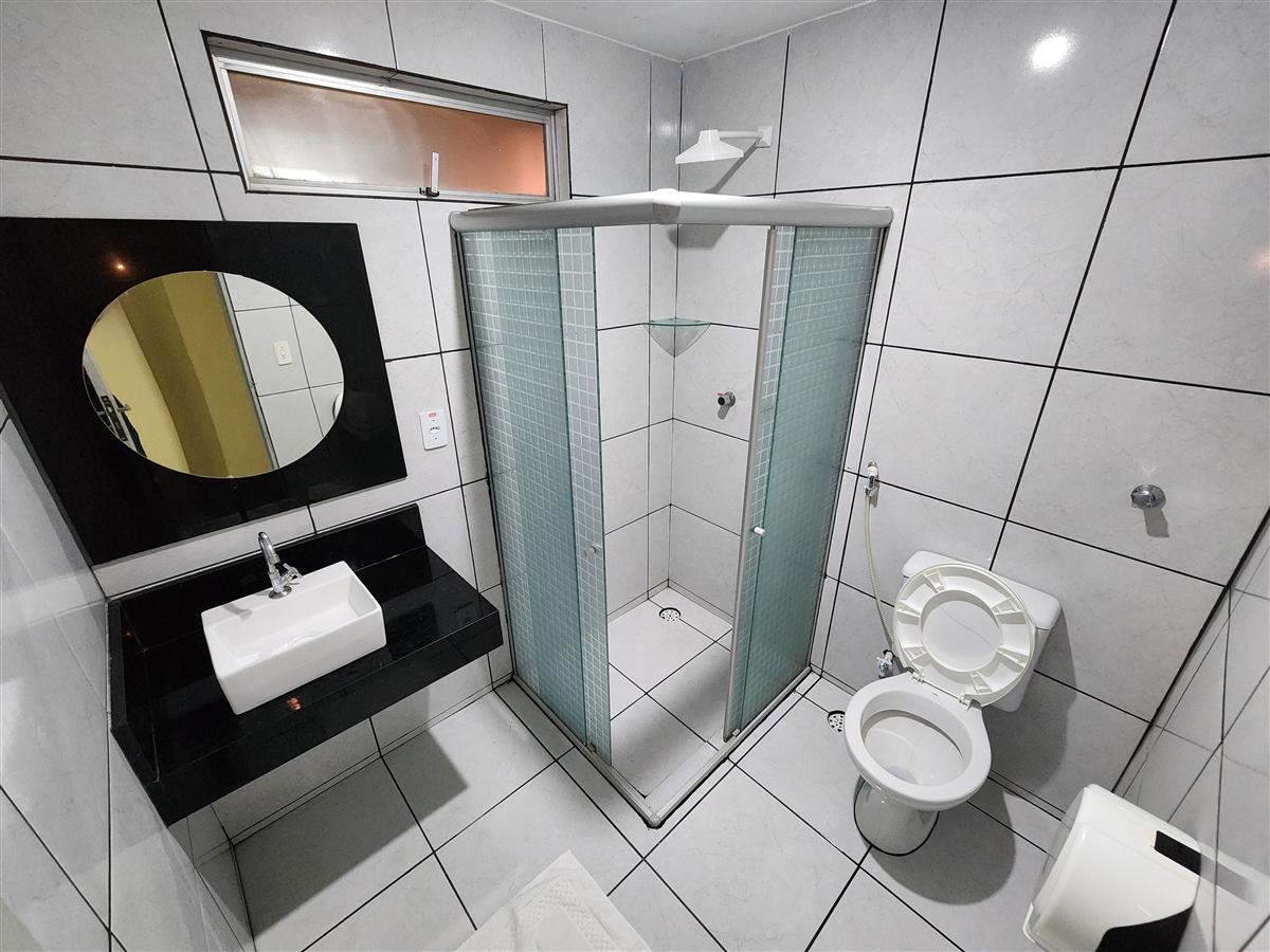 Banheiro da suíte, com box de vidro